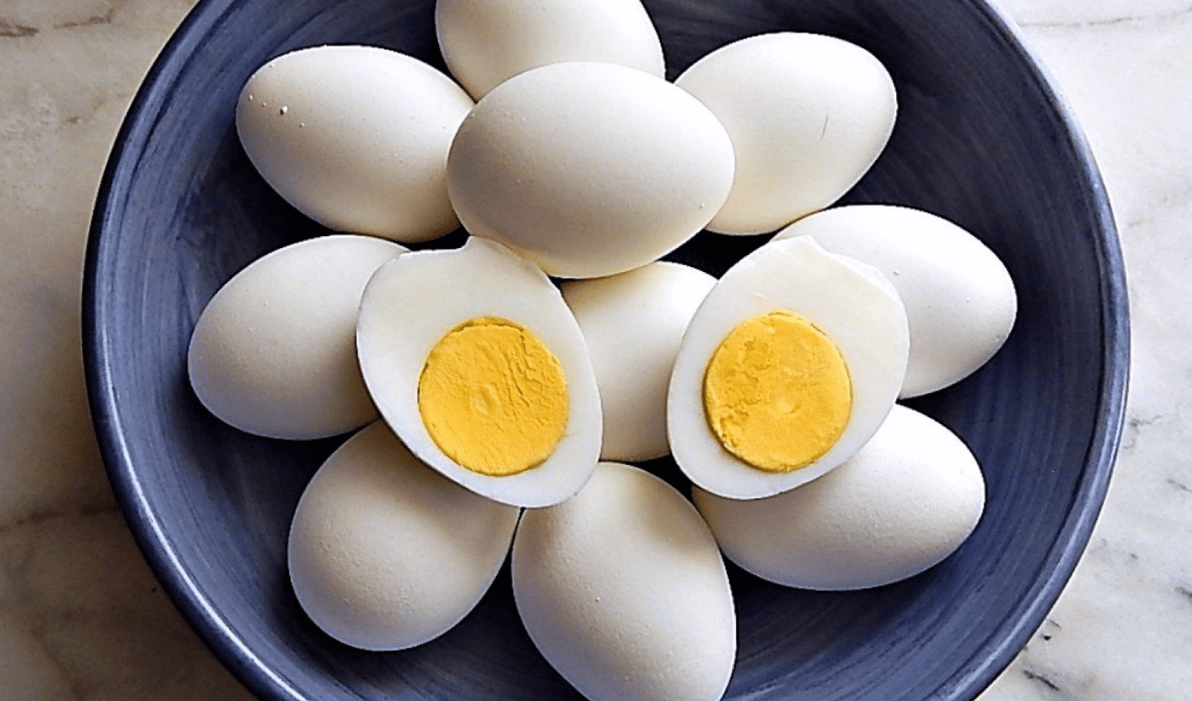 Сколько хранятся яйца вареные вкрутую. Девушка с яйцами. Яйцо куриное вареное. Яйца вкрутую. Свойства вареного яйца.
