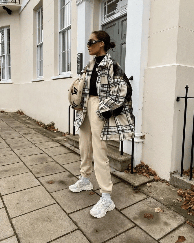 С кроссовками 