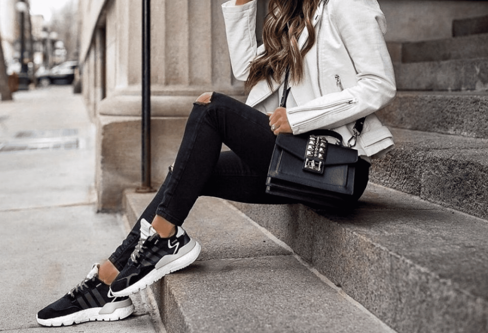 Черные кроссовки: с чем сочетать и носить женские и мужские кроссы черногоцвета с белой подошвой, модные образы со спортивной обувью