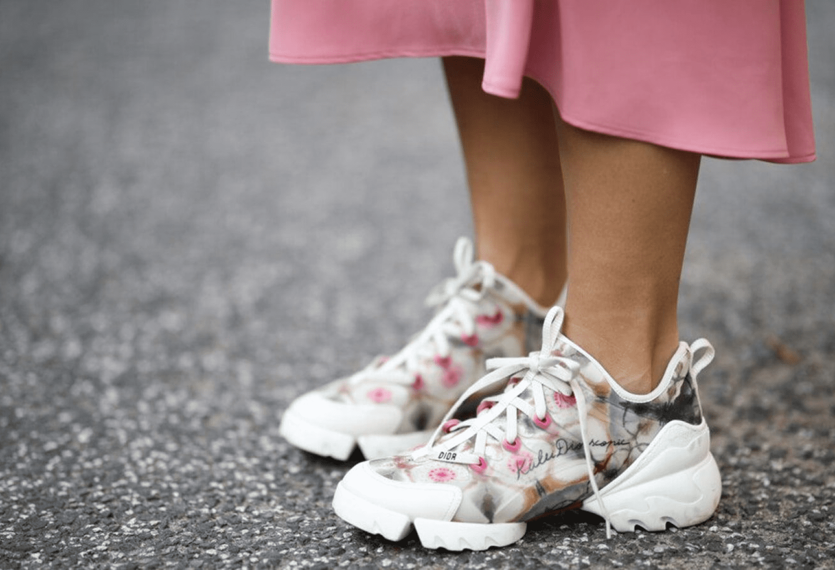 Nike и Adidas: как минчанки носят кроссовки с платьями и юбками - thebestterrier.ru
