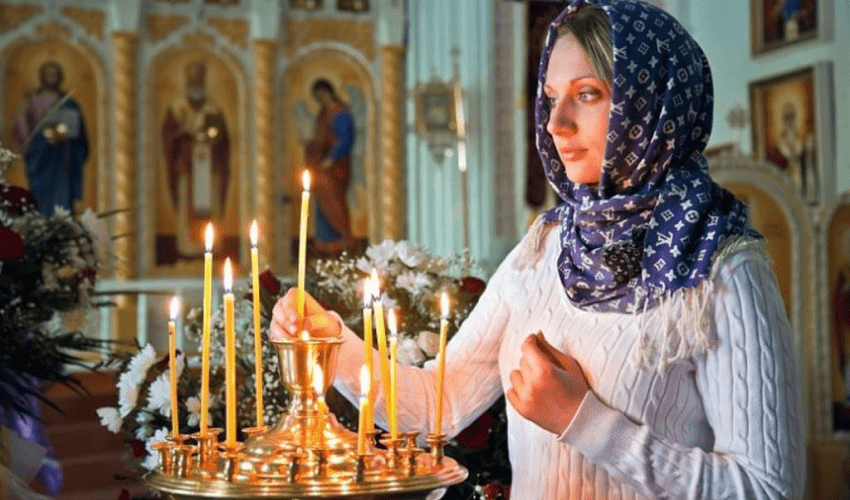 Верующая девушка