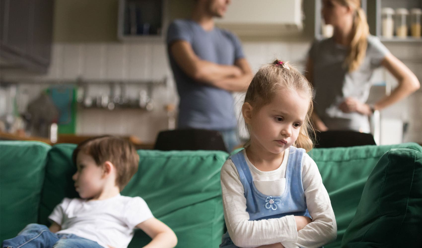 Родители обижают детей. Обиженный ребенок и взрослый. Обиженный ребенок с родителями. Обида детей на родителей.