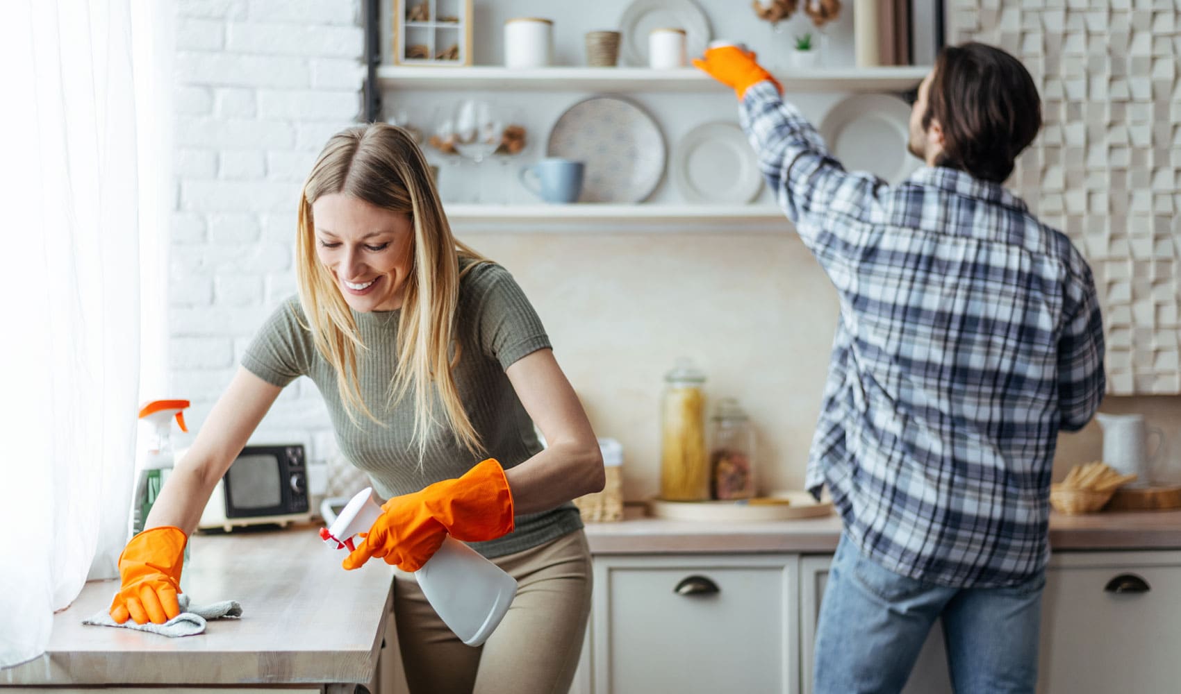 Чистота и порядок в доме. Женщина собирает вещи. Домашние потратить. Квартира деньги. Домашние потратить.