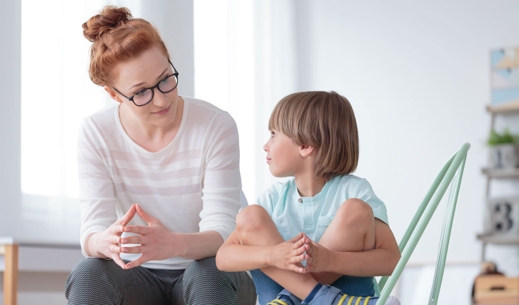 Ребенок повторяет предложение. Разговор родителей с ребенком. Общение ребенка и взрослого. Психолог и ребенок. Родители и дети.