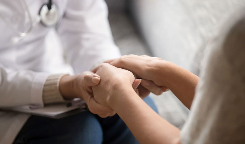 Помощь человеку, переживающему приступ гемофобии