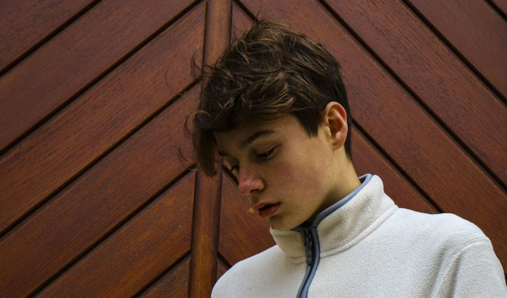 Игнорирование  подростка чревато  замкнутостью