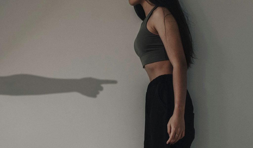 Манипулятор критикует для установления контроля