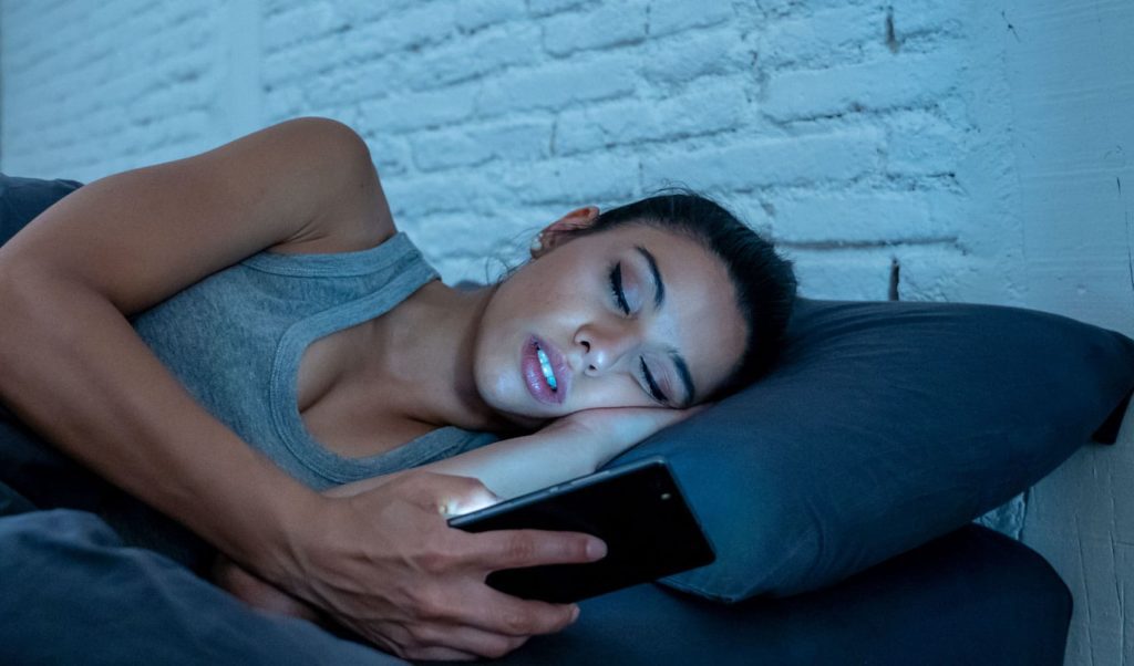 Самоизоляция, одержимость роликами 18+,  трудности в  отношениях - признаки порнозависимости 