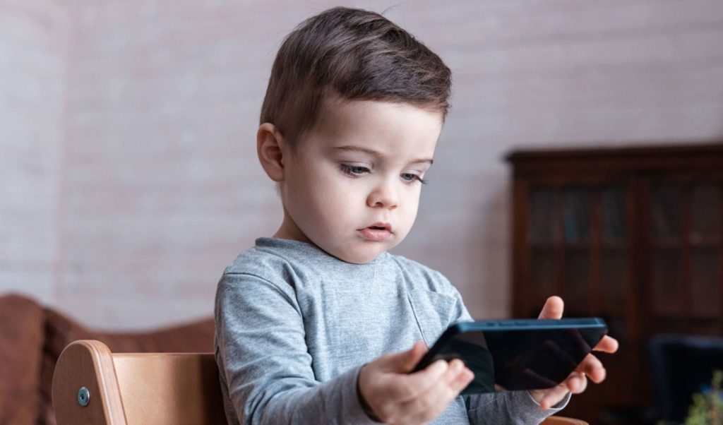 Недостаток внимания родителей приводит к увлечению гаджетами