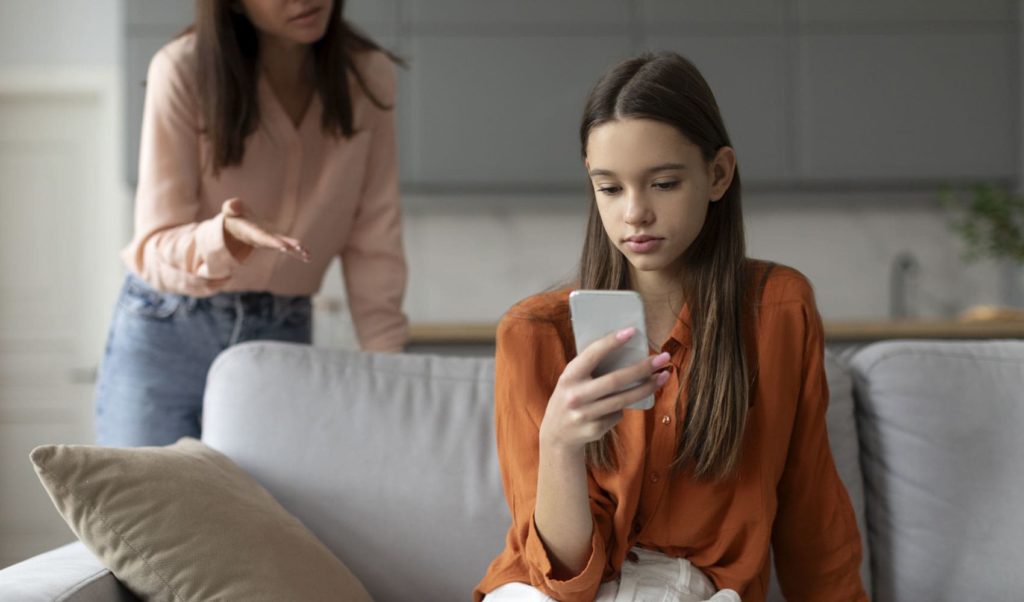 Подростки все чаще предпочитают соцсети живому общению