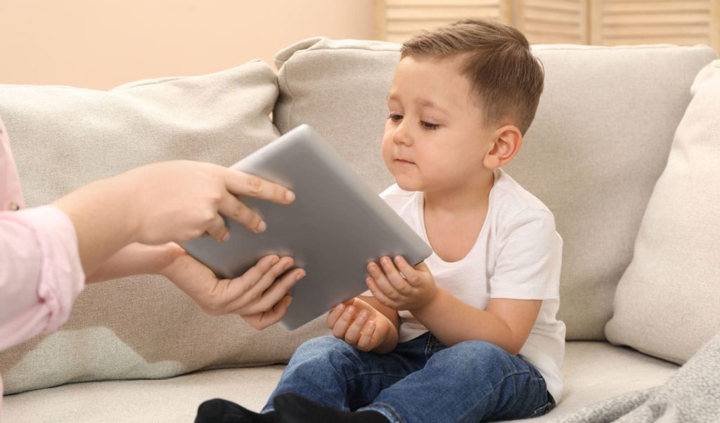 Рекомендованное время с гаджетом для дошкольников – не больше получаса в день