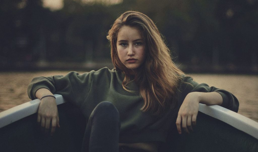 Замкнутость - признак  кризиса у подростка